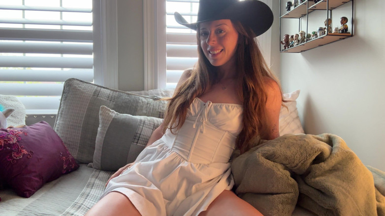 Nadia Foxx: Yeehaw!! Teruskan dan tahan ketat semasa awak mendengar arahan melancap...