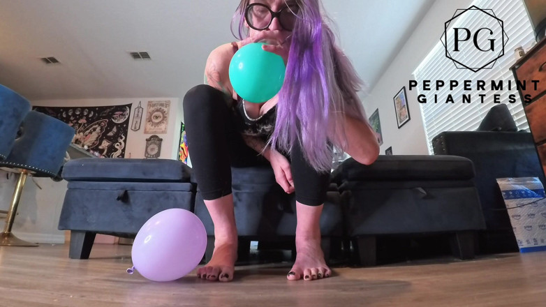 Peppermint Giantess: Giantess吹箫一大袋气球-微小的第一人称视角脚挑逗和肮脏的样子