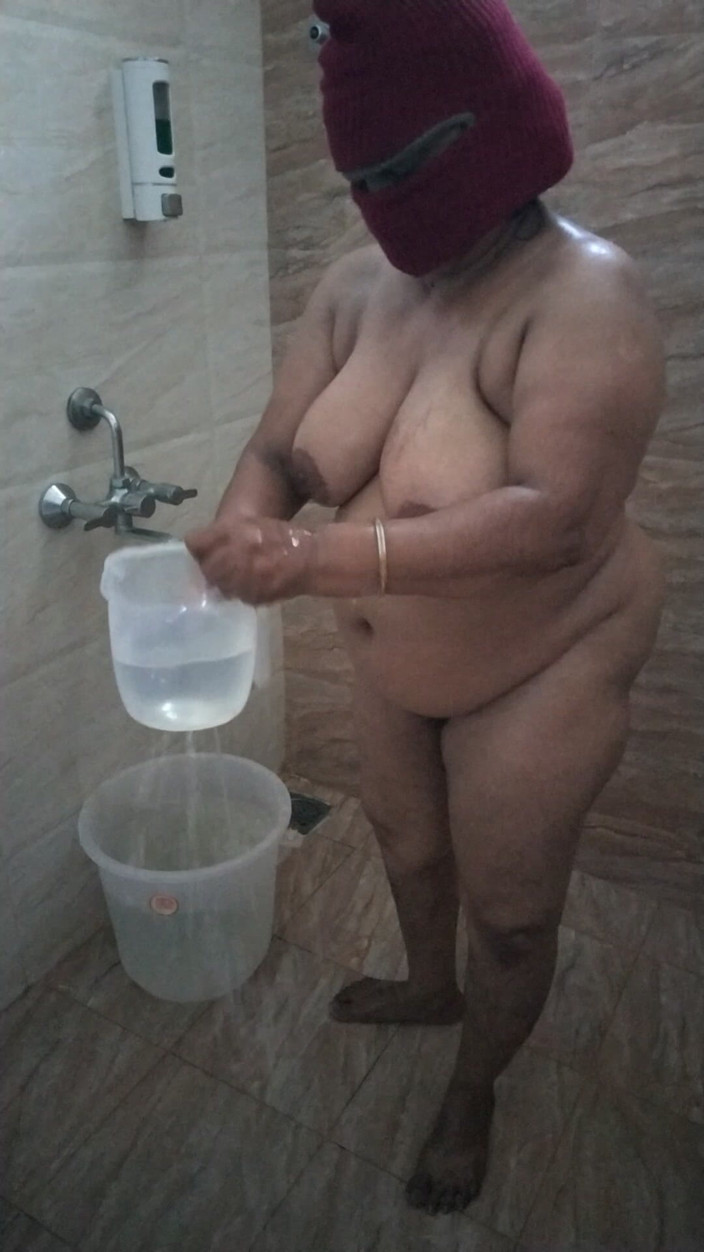 Benita sweety: Tamilská tetička se koupe v sexy