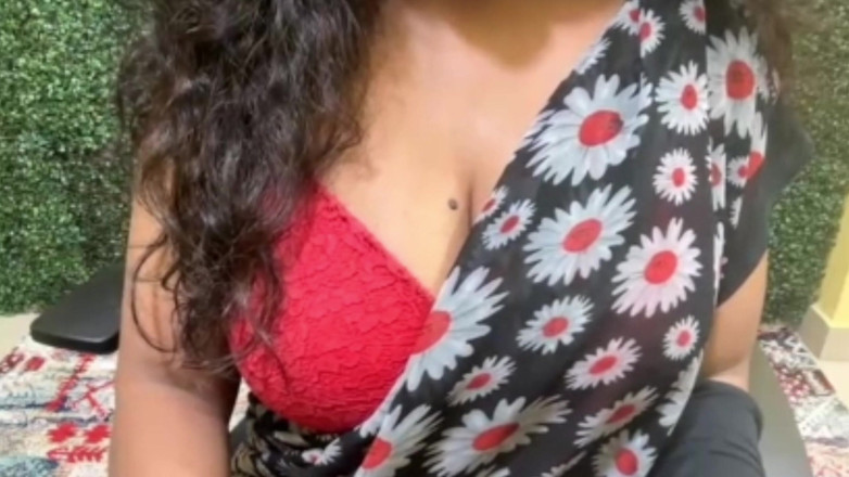 Surbhi453: भारतीय कॉलेज लड़की को अपने छात्रावास के कमरे में कक्षा के बाद अपने सहपाठी के साथ चुदाई करना पसंद है