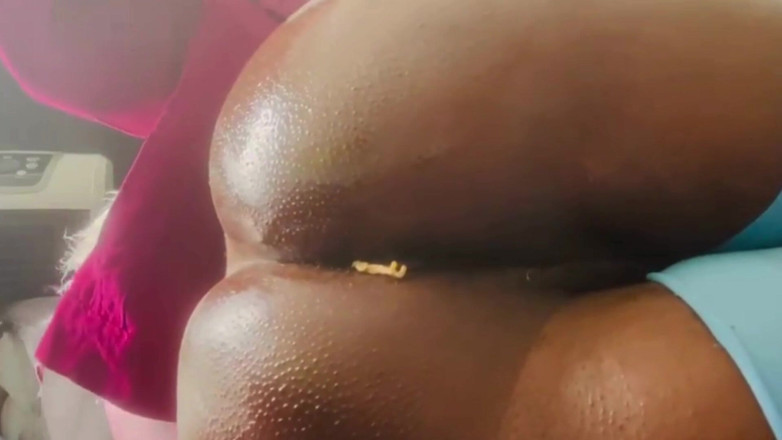 Maeling: Une petite se fait baiser dans une sodomie huileuse