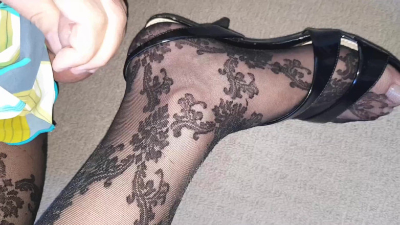 Dani Leg: 무늬 팬티 스타킹을 입고 섹시한 다리를 보여주는 Dani