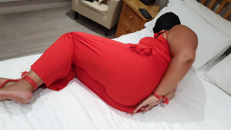 Slutty Ms B: Legată în costum de elastan
