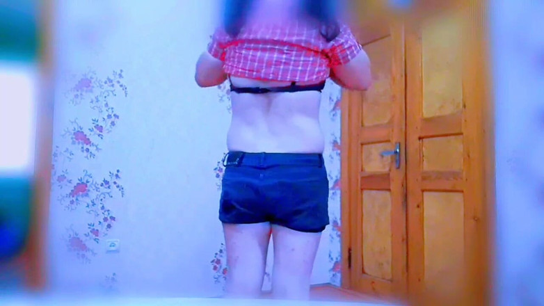 Kitty_Cross: Yalnız seksi transeksüel evde özel olarak giyiniyor ve kamera gösterilerine hazırlanıyor