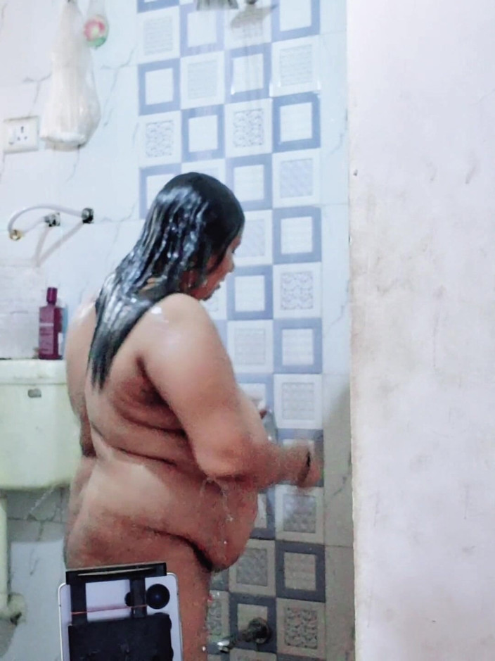 Indian Jonny S: Mia sorella si faceva il bagno in bagno, l'ho vista...