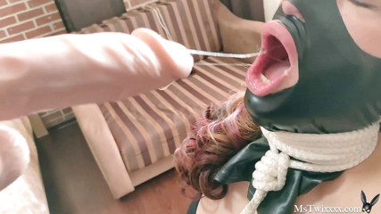 My Fetish Girl: Незнакомец жестко играет со связанной киской девушки и трахается в рот с дилдо - мягкий БДСМ
