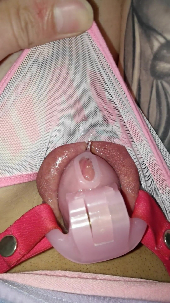 Kinky Princess: Pequeno pau trancado em castidade e calcinha molhada pingando