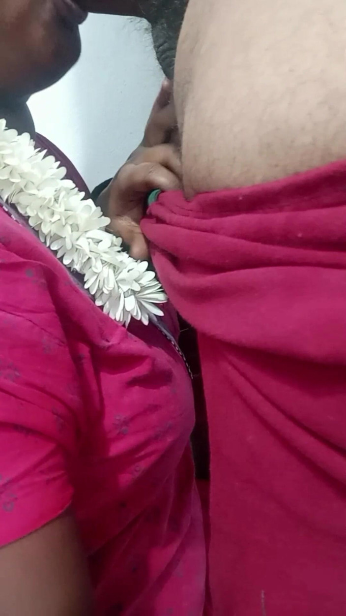 Veni: Tradisce per i suoi amici intimi marito succhia e scopa...