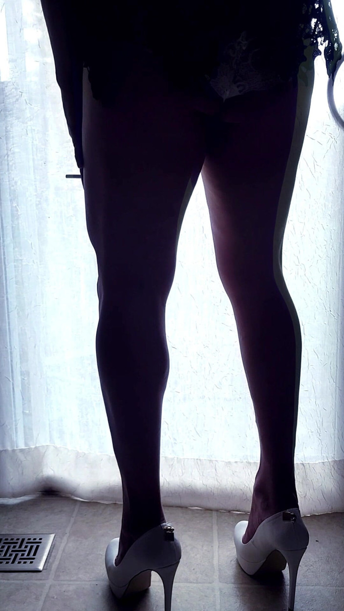 kandiKane: Una seduzione troia brasiliana sissy che fuma in tacchi plateau...