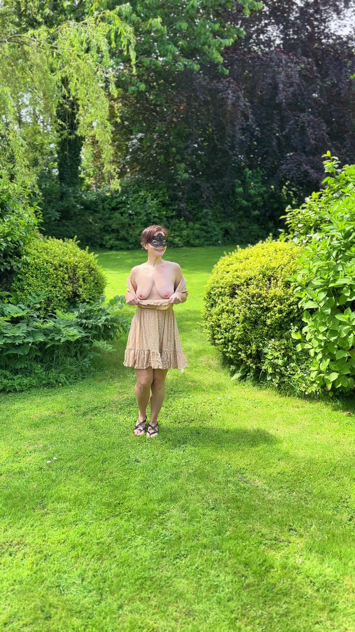 Queen-Lucy: Esibizione in giardino
