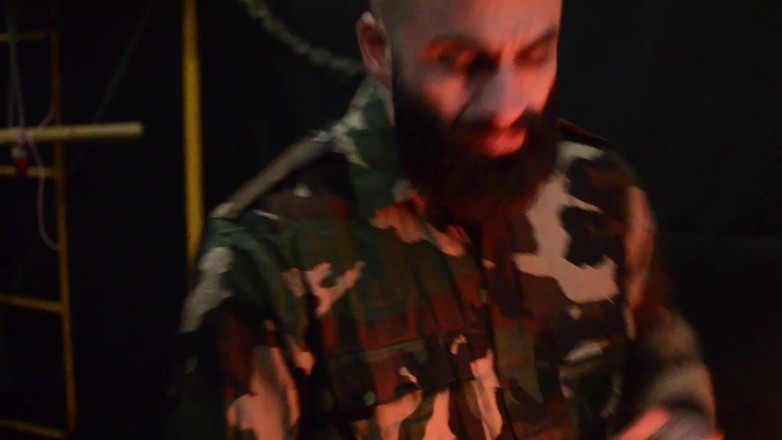 The Bearded Master: Stăpânul cu barbă îl înrobește pe băiat și îl supune unui BDSM extrem într-o temniță....
