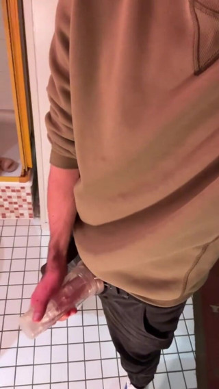 Fratchino: Lelaki miang bermain dengan fleshlight