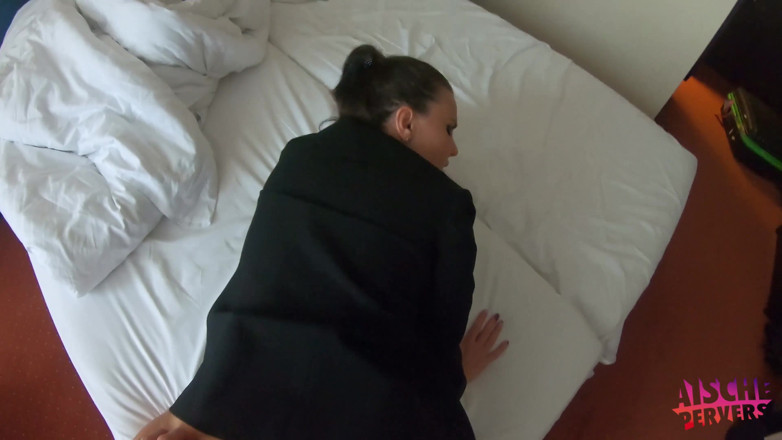Aische Pervers: O gagică germană picantă este futută în camera ei de hotel