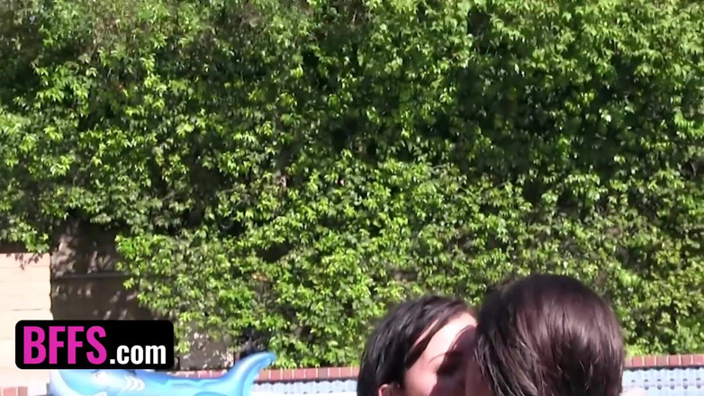 BFFS: BFFS - keisha grey und ihre frechen freundinnen im bikini werden...