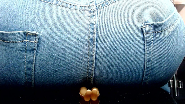 Maeling: Ébano perra aplastada en jeans de mezclilla y culo sofocado...