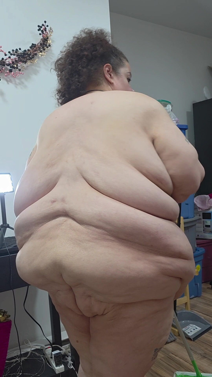 LustyPeachesofSin: Nahé čištění domu Pt 2