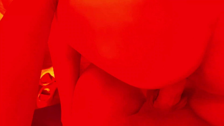 AngyAmazon: Mijn cuckold domineren in Amazone-positie in een mooie neon-verlichtingskamer