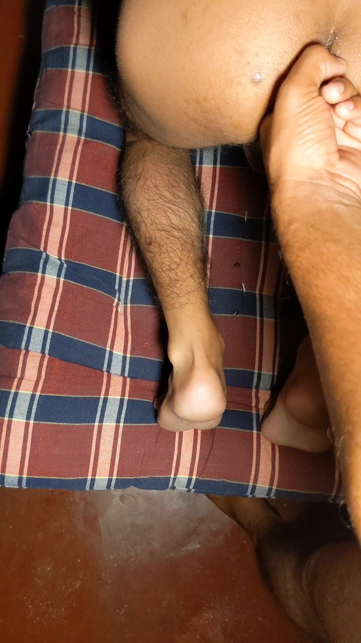 Ahpanal: Gay lamiendo culo y dedeándose en el culo