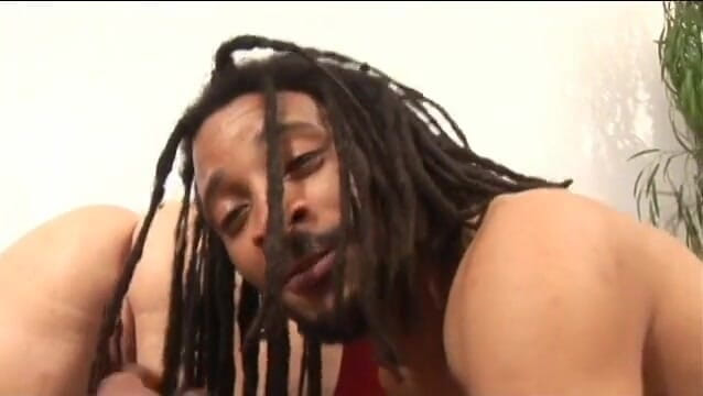 First Black Sexperience: 빨간 머리의 매력적인 귀염둥이 마사지사 Vanessa Blake는 흑인 친구가 페달에서 발을 빼낼 수 있도록 도와줍니다.
