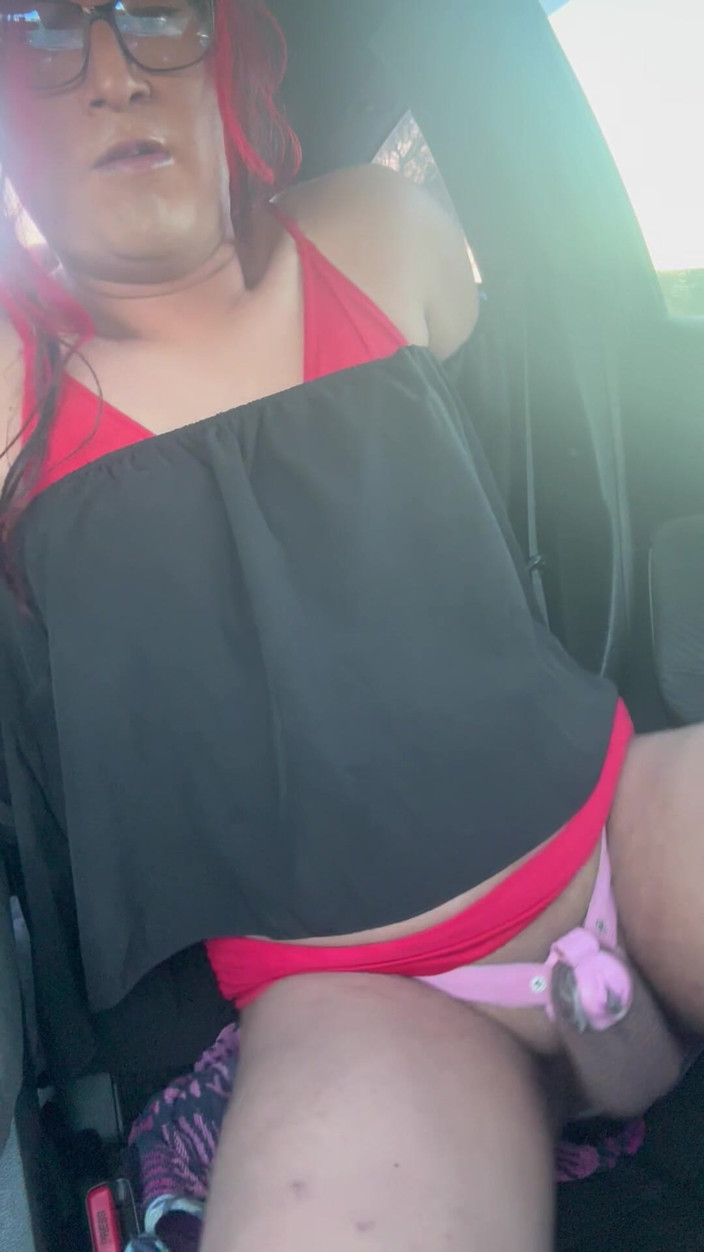 Submissive Naomi: Sissy, gode, chevauchage en voiture