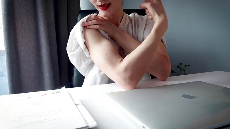 Lanreta: Show musclé au bureau pour un collègue