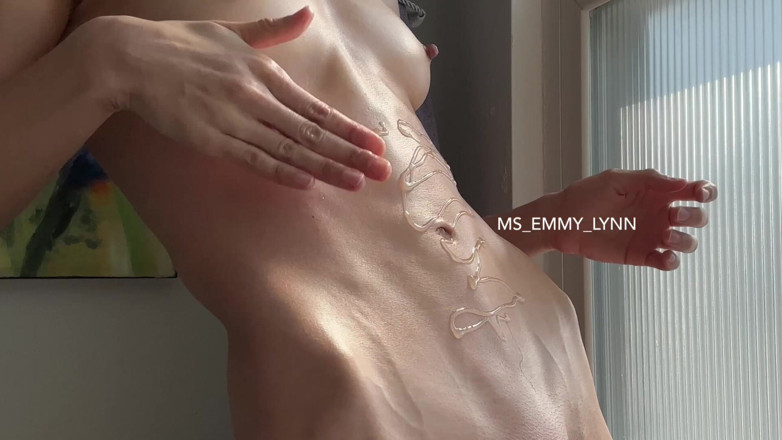 Ms_Emmy_Lynn: Magrinha nua oleada por gata asiática nua