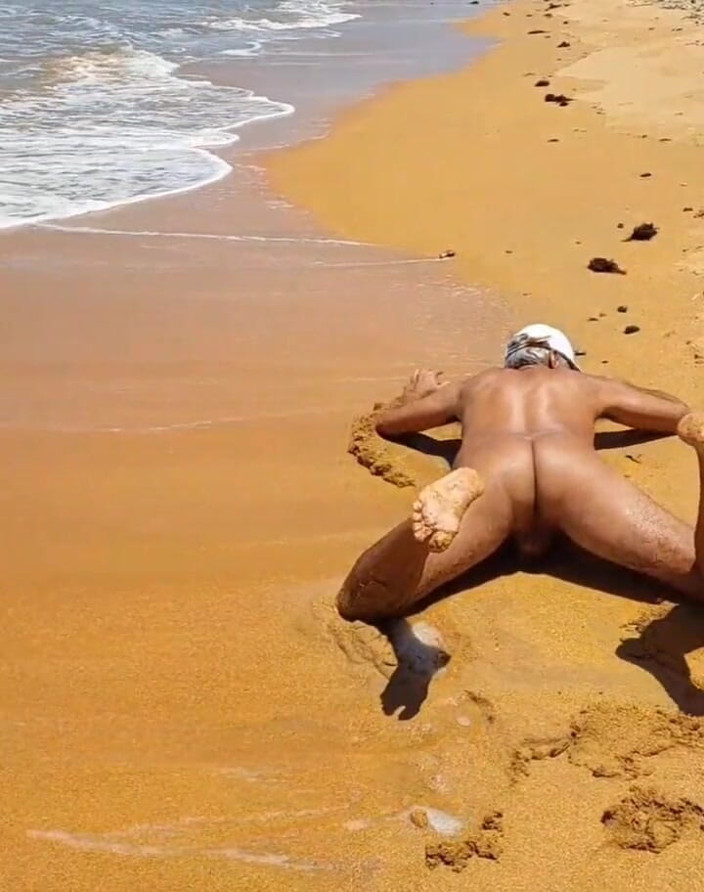 Ladysilvas: Ladysilva Femboy pekada en la playa mostrando su culo bronceado...