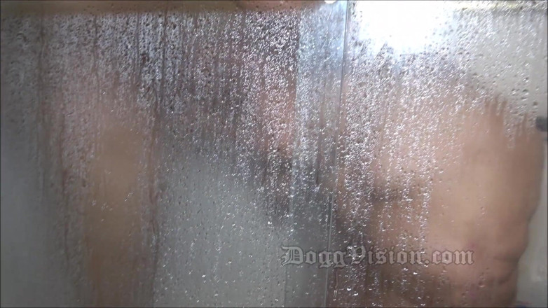 DoggVision: Squirt gilf Amber Connors follada por joven toro
