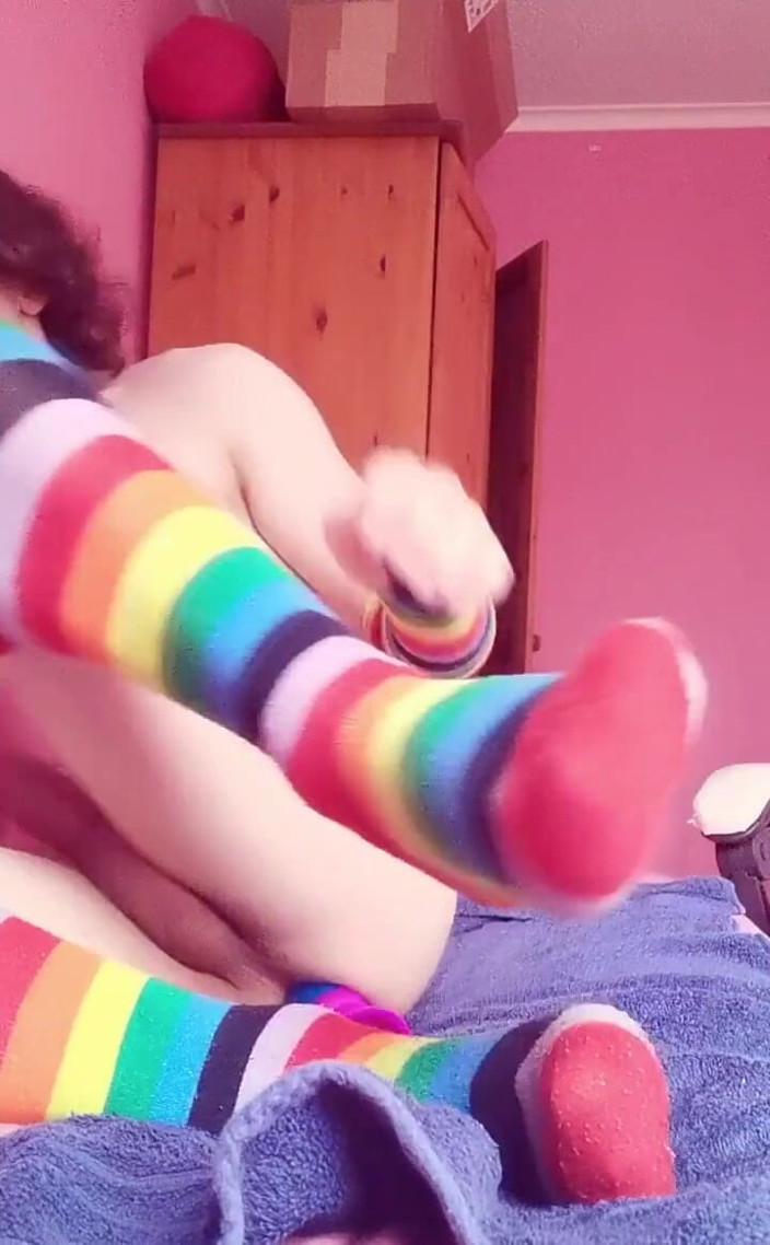Rainbow Femboy: गांड से मुँह तक कुछ मज़ा