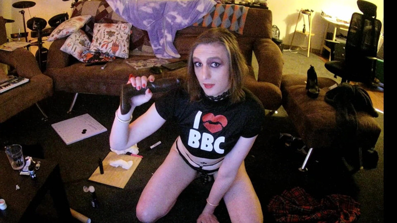 SissyCDMish: Sissycdmish - Qos Sissy Camwhore mit Keuschheitskäfig, Buttplug und Dildo