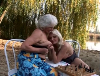 XTime Vod: L'amour d'une MILF lesbienne dans la forêt (film original complet))