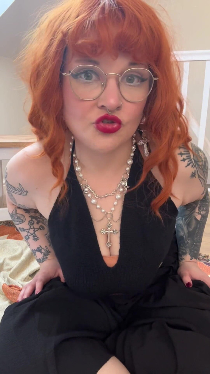 Bigtiddygoth: Futând un pervers care se uită la mine și la țâțele mele...