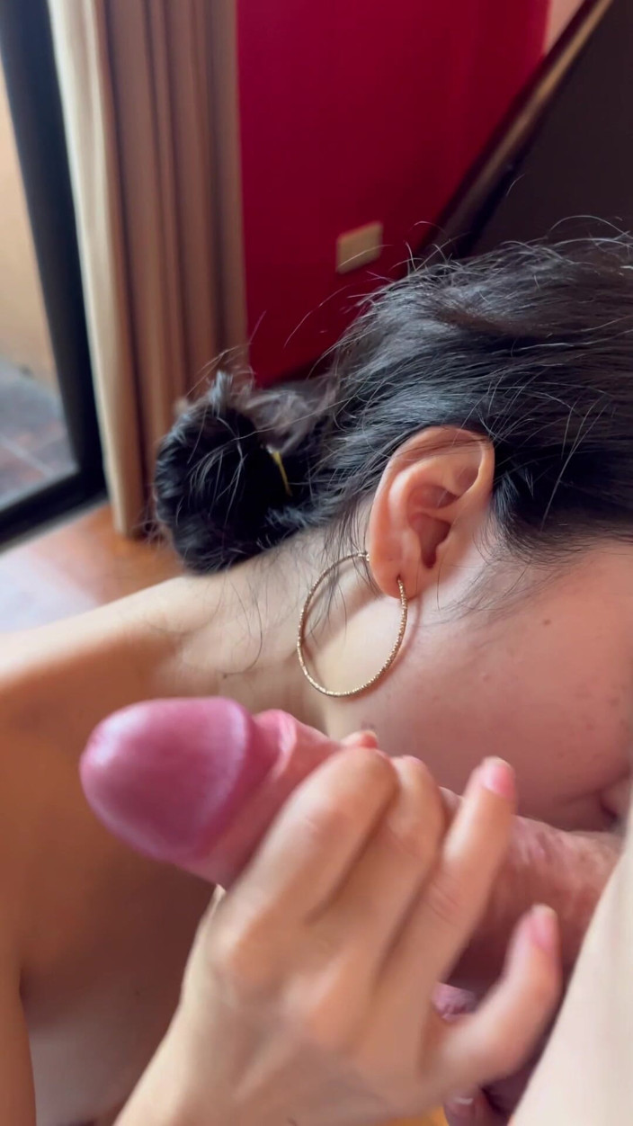 Blond_withasian: Миниатюрную и худенькую азиатку трахает большой белый член