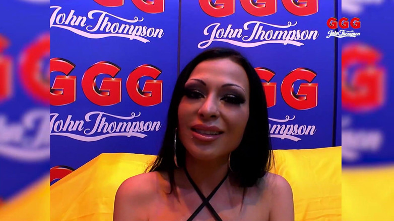 Threesome and GangBang: Ggg John Thompson，呈现欲火中烧的他妈的和射精的欲火中烧的女人。