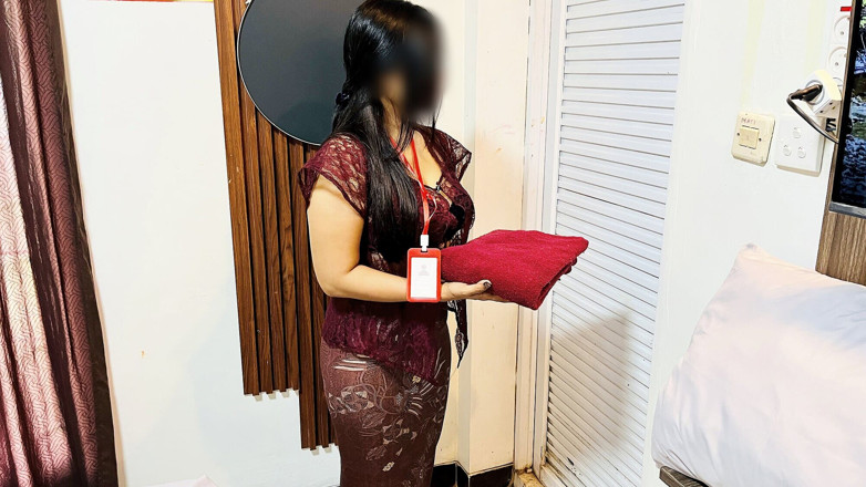 Nadalyne: Chelnerița la hotel Kebaya Merah (fată prinsă de oaspetele hotelului)