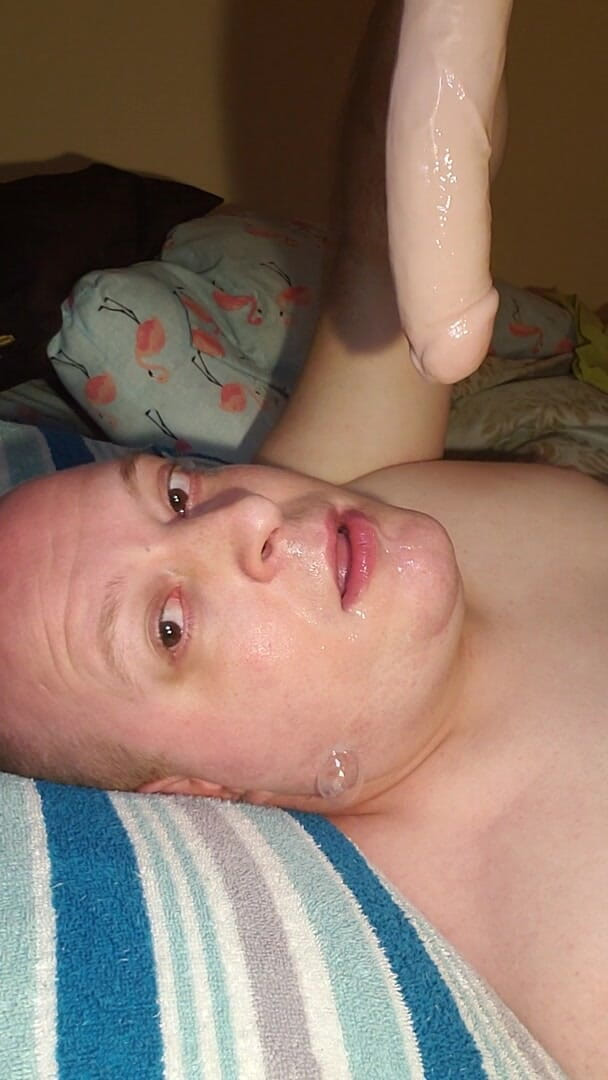 Charlieboy69: Fortfarande deepthroat enorm dildo