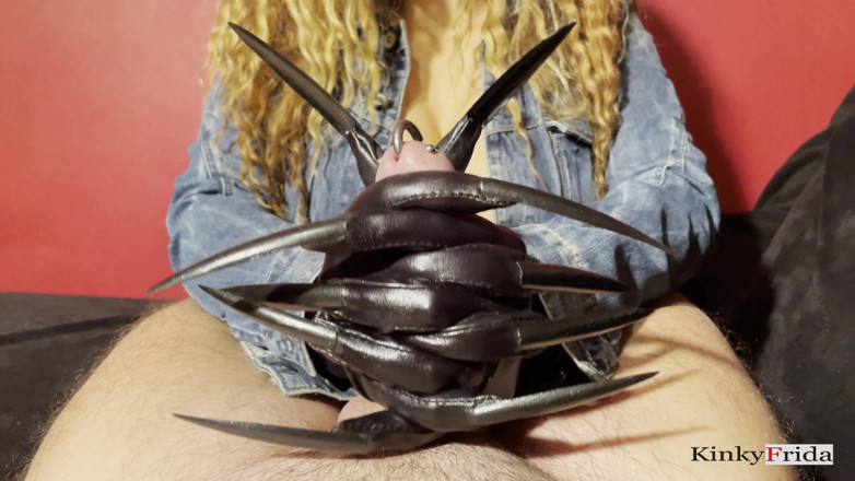 Dominatrix Frida: Büyük memeli kız pirsingli yarağa elle muamele çekiyor yakın çekim