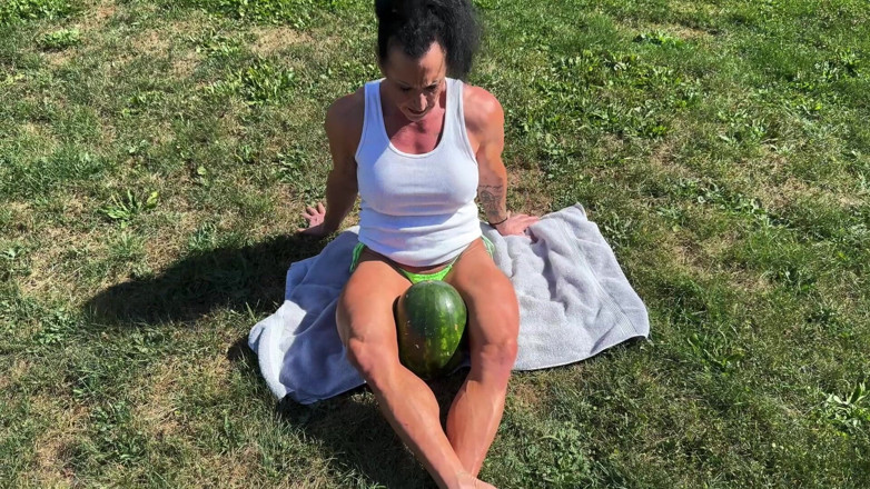Kandylegsxxx: Svalová MILF Kandys Dominance s rozdrcením melounu
