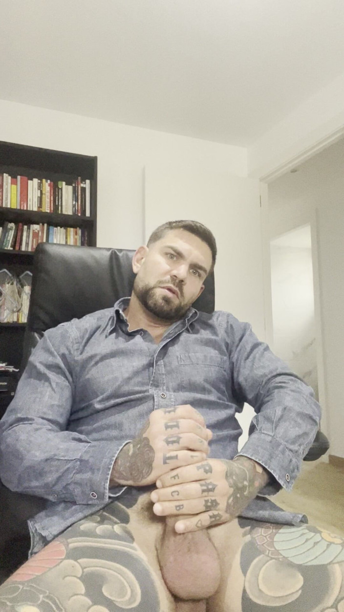 Juan Lucho Gay: Saya melancap dengan hanya pakaian saya