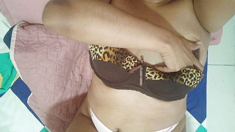 PATY PATY: Enteada em lingerie entrando em travessuras com seus peitos e...