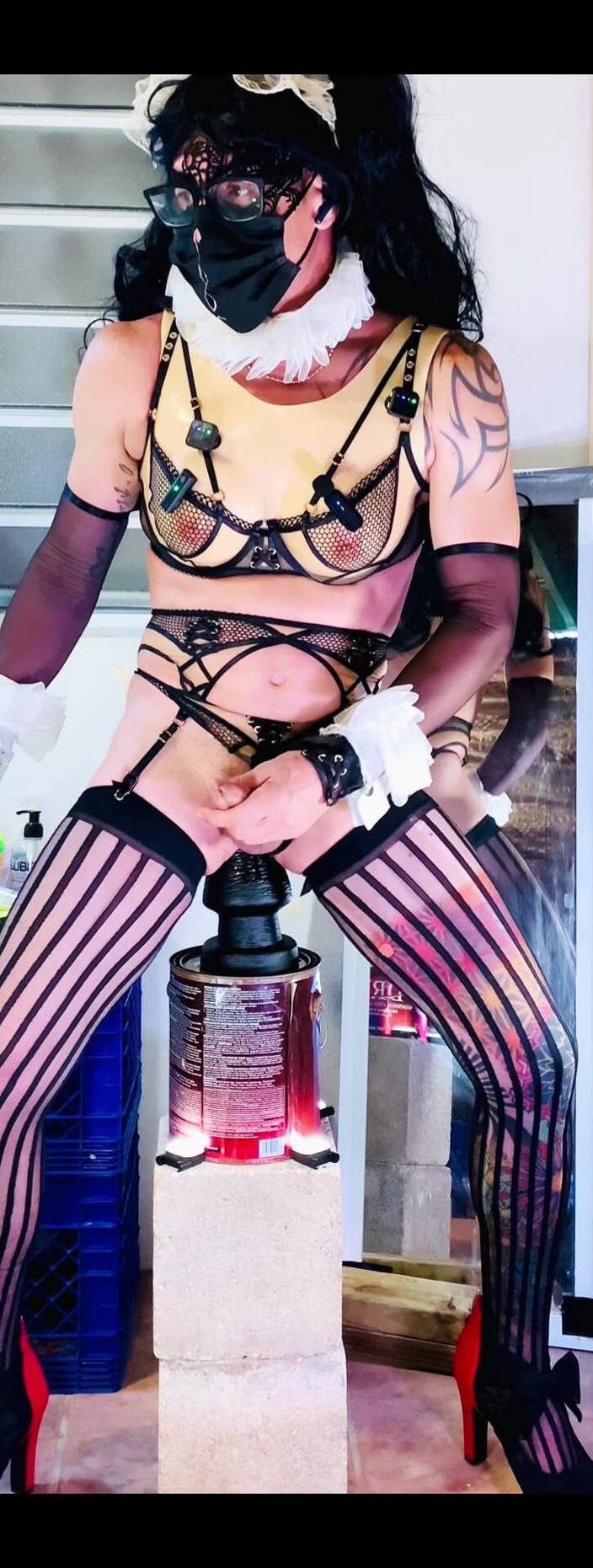 Benito414: Femboy, lingerie sexy, chevauche un gros gode noir