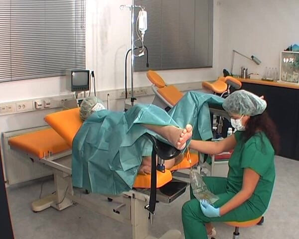 Rubber & Clinic Studio - 1ATOYS: Медсестра в зеленому вбранні хірургії