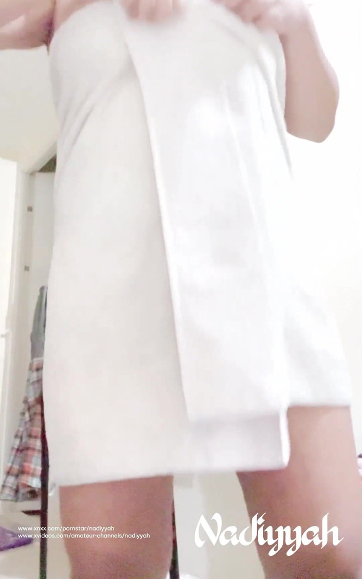 Priya Emma: 阿拉伯女人展示她的天然巨乳和毛茸茸的阴户