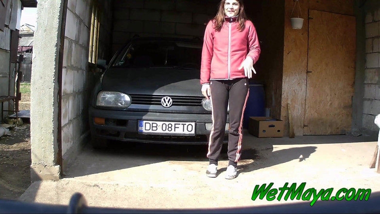 Wet Maya: Maya se venge de son copain et fait pipi dans...