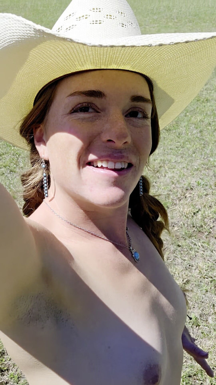NaughtyRedFarmgirl: 赤毛が農場でUTVを運転し、裸でマスターベーションし、あちこちに噴き出す