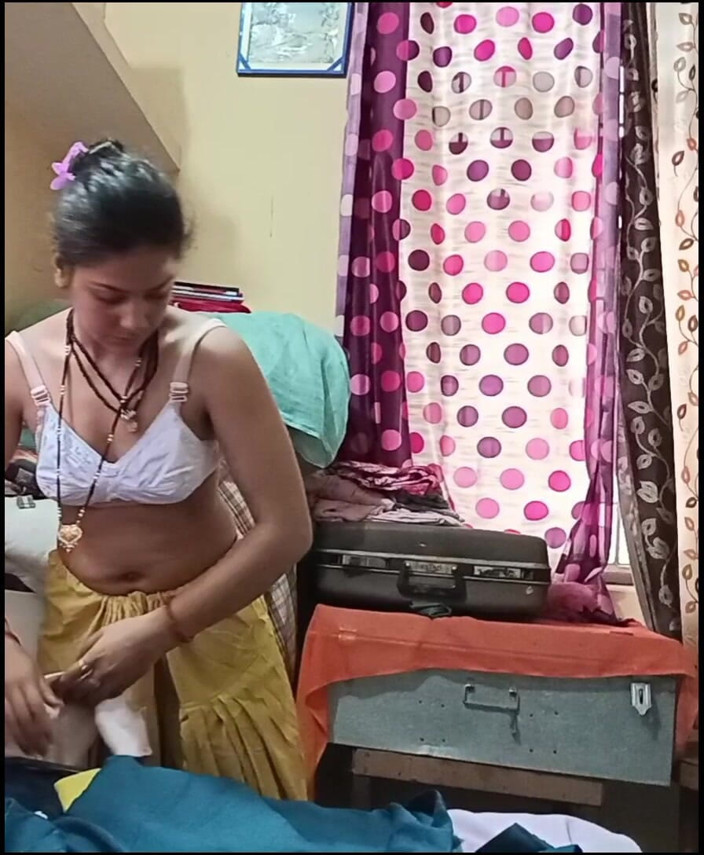 sashaa: भाभी कपड़े बदल रही है