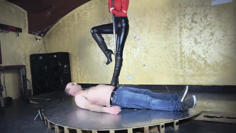 Lady Mesmeratrix Official: Latexová femdom kočka chodí po těle otroků