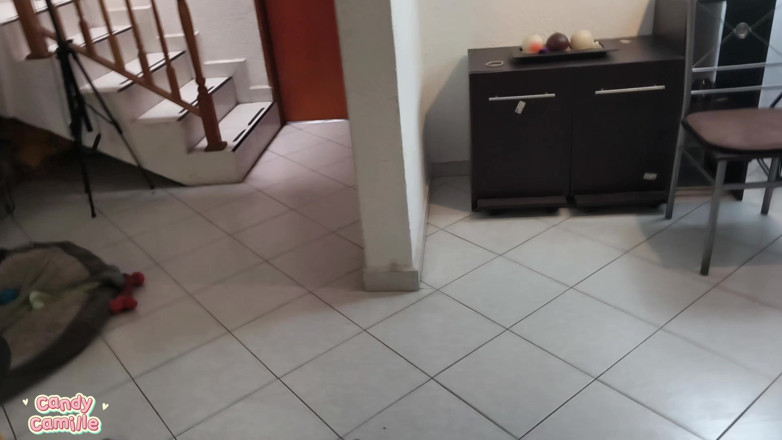 Candy Camille: Teslimatçıyla yatabilir miyim? Kocam, birbirimize katılıp kaydetme şartıyla teslimatçıyla becermeme izin...