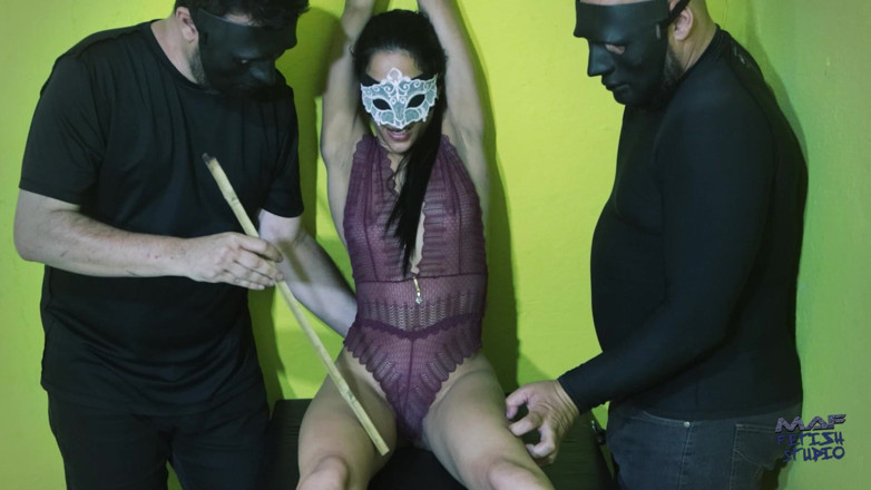 MAF fetish studio: Het disciplinerend meisje met zweepslagen en Bastinado