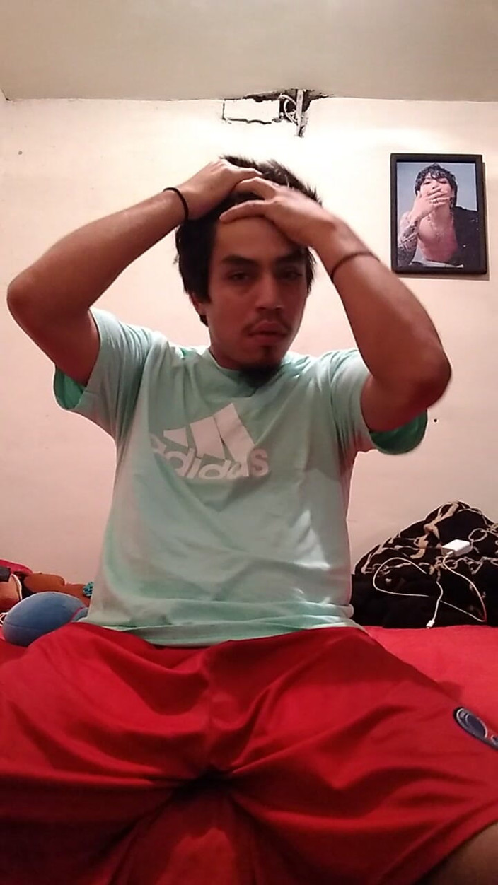 AlexAlejandro13: Melepas seluar pendek ini sedikit demi sedikit supaya zakar saya...